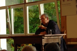 Manfred Rommel während des Mundartspektakels