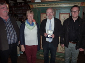 Manfred Stingel bei der Überreichung der Medaille
